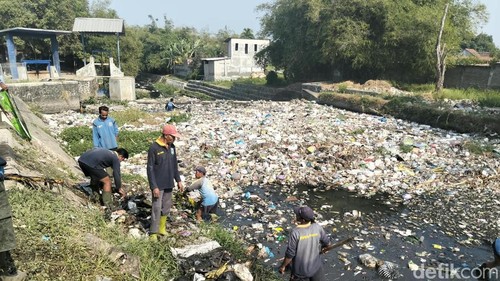 Suasana pengangkatan sampah di Kali Unus, Kota Mataram, NTB, Selasa (13/10/2026). (Foto:Nathea Citra/detikBali)