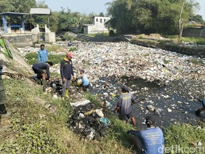 Sampah Kiriman Penuhi Kali Unus Mataram, Pemkot Kerahkan 150 Petugas