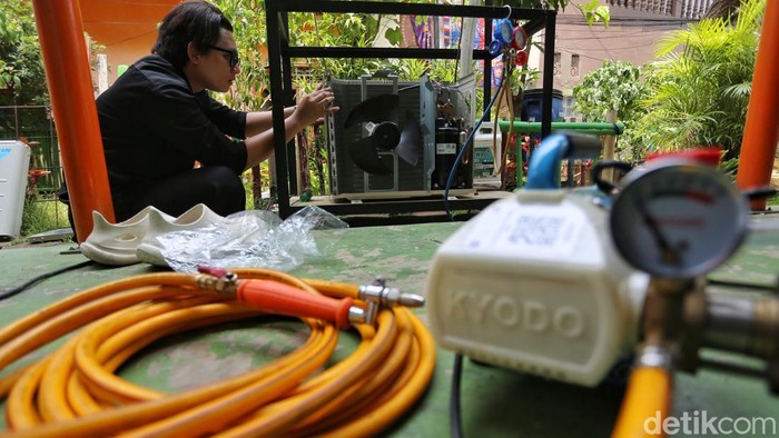 Sebanyak 10 warga Kelurahan Galur mengikuti pelatihan teknik pendingin AC di Jakarta Pusat untuk membekali diri dengan keterampilan teknis hingga membuka usaha jasa servis AC.