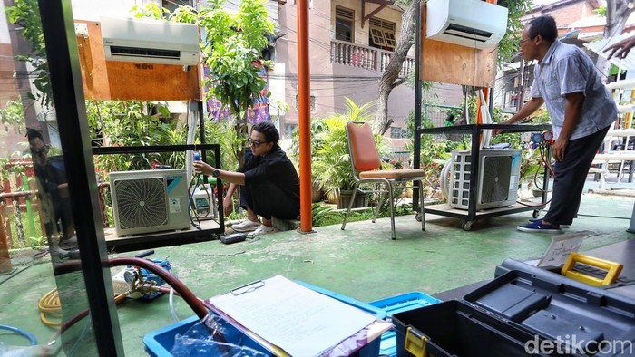 Sebanyak 10 warga Kelurahan Galur mengikuti pelatihan teknik pendingin AC di Jakarta Pusat untuk membekali diri dengan keterampilan teknis hingga membuka usaha jasa servis AC.