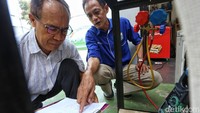 Instruktur pelatihan, Joko, memberikan pengarahan kepada peserta di RPTRA Komando Ceria, Jakarta Pusat, kemarin.