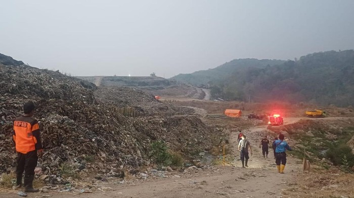 BPBD Kota Semarang saat melakukan pemantauan kebakaran TPA Jatibarang di Kecamatan Mijen, Selasa (13/10/2026).