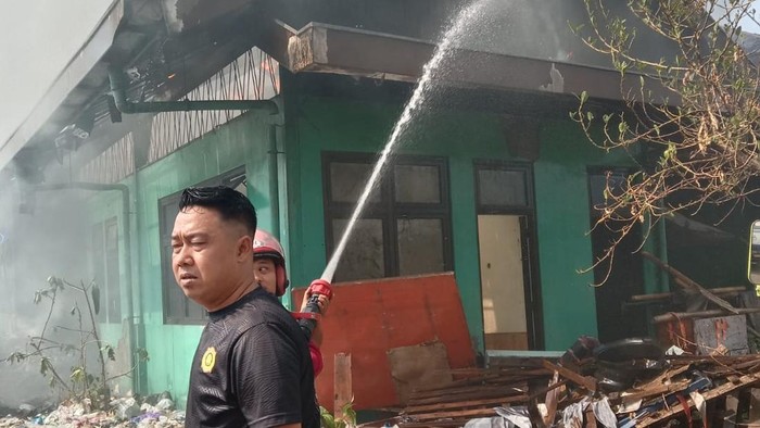 Pemadam kebakaran saat berusaha padamkan api yang membakar gudang di TPA Jatibarang, Mijen, Semarang, Selasa (13/10/2026).
