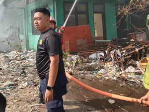 Gudang di TPA Jatibarang Semarang Terbakar