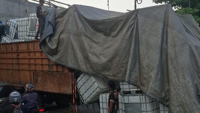 Truk tersangkut di Jalan Alternatif Sentul, Babakan Madang, Kabupaten Bogor, Jawa Barat (Jabar), Selasa (13/10/2026).