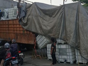Lagi, Truk Tersangkut di Kolong Tol Sentul Bogor Akibat Overload