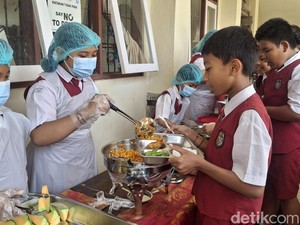 MBG Prasmanan Diuji Coba di SD Denpasar, Waktu Istirahat Siswa Jadi Berkurang