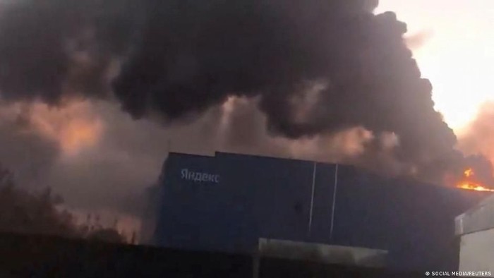 Asap mengepul di atas pusat data Yandex di Sasovo, Rusia, setelah serangan drone Ukraina. Serangan terhadap sejumlah fasilitas Yandex memicu gangguan layanan digital dan spekulasi mengenai dampaknya terhadap operasi propaganda daring RusiaFoto: SOCIA