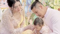 Via Vallen dan Chevra membagikan video dan foto-foto momen tedak siten anak kedua mereka, Shazza. Ini juga menjadi momen pertama kalinya Via memperlihatkan wajah Shazza yang sebelumnya tidak dipublikasikan di media sosial. Foto: Instagram @viavallen