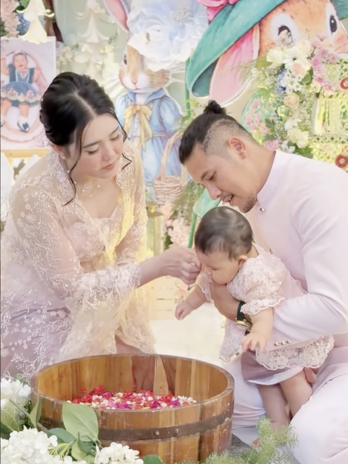 Via Vallen Pertama Kali Tampilkan Anak Kedua Lewat Prosesi Tedak Siten (2)