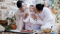 Shazza memiliki nama lengkap Namy Shafiyyah Azzahra Radia dan lahir pada 8 Maret 2026. Foto: Instagram @viavallen