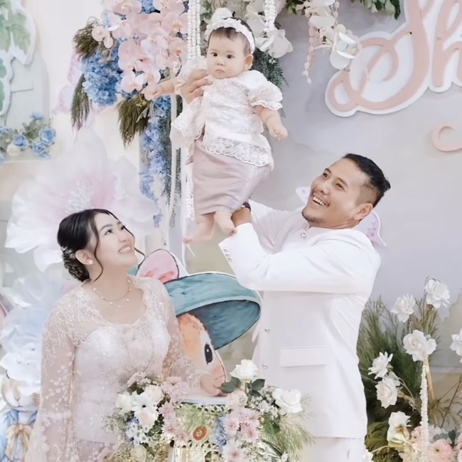 Momen Via Vallen Gelar Tedak Siten Shazza