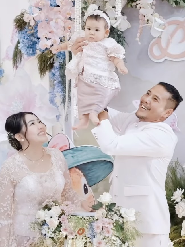 Momen Via Vallen Gelar Tedak Siten Shazza