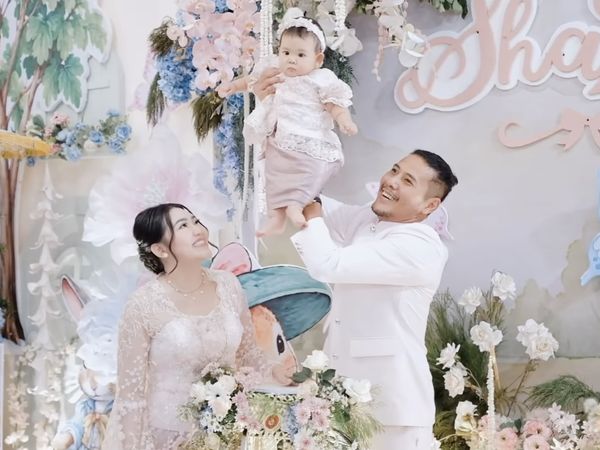 Momen Via Vallen Gelar Tedak Siten Shazza