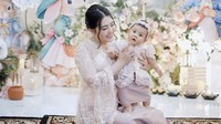 Shazza nampak anteng memakai kebaya dan kain senada dengan ibunda. Foto: Instagram @viavallen