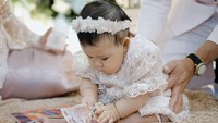 Dalam tradisi tedak siten ini dipercaya benda yang dipilih oleh bayi saat dianggap sebagai tanda kemana arah minat, karier, atau masa depan anak tersebut. Wah... Shazza sepertinya mau seperti ayah dan ibunya nih menjadi musisi. Foto: Instagram @viavallen