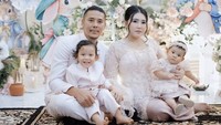 Keluarga kecil Via Vallen dan Chevra lengkap memiliki sepasang anak perempuan dan laki-laki. Foto: Instagram @viavallen