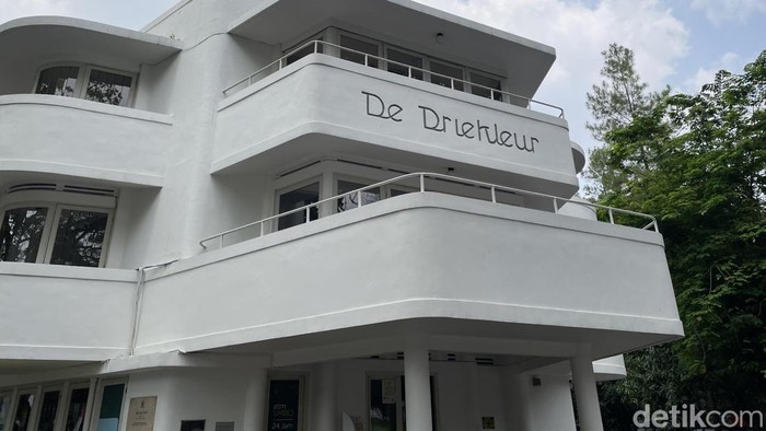 Villa Tiga Warna atau dikenal juga sebagai Gedung De Driekleur