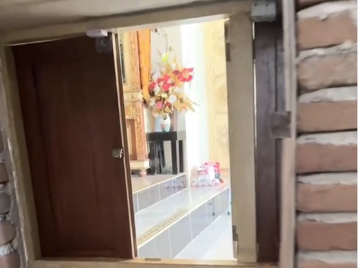 Viral rumah unik dengan pintu rahasia di balik lemari mewah yang menembus ke dapur tetangga, memudahkan pemiliknya saling berbagi makanan tanpa keluar rumah.