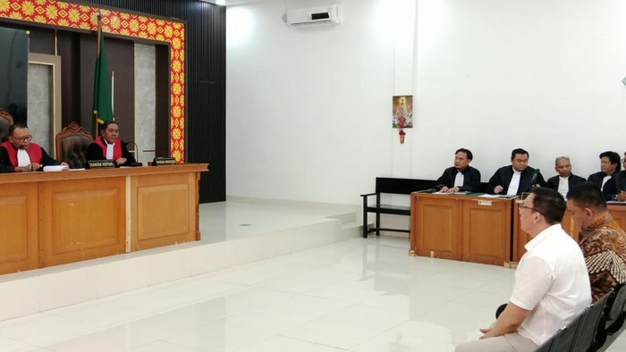 Wabup PALI nonaktif Iwan  Tuaji dan aparatur sipil negara (ASN) Alhepi Kurniawan menjalani sidang dakwaan