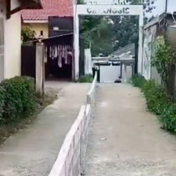 Warga klaster dan warga RT Tapos, Kota Depok berselisih karena masalah pembakaran sampah. Hingga warga RT mendirikan tembok untuk menutup akses warga perumahan. (dok Istimewa)