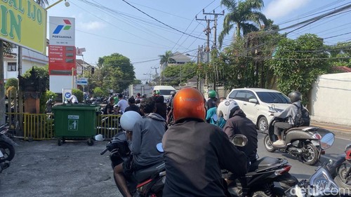 Warga mengantre isi bensin di SPBU Jalan Tukad Pakerisan meski tahu pom sedang kehabisan stok BBM, Selasa (13/10/2026).