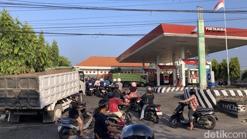 Warga mengantri BBM pertamax di SPBU Besang di Jalan Ngurah Rai, Semarapura Tengah, Kecamatan Klungkung,  Klungkung, Bali, Selasa (13/10/2026). (Fatih Kudus Jaelani/detikBali)