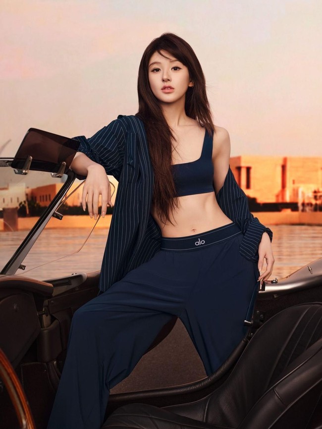 Gaya Sporty Zhao Lusi di Kampanye Alo Yoga, Raup Rp 27 Miliar dalam 1 Menit!