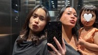 Abimanas Girls, Inong Ayu selfie bareng dengan kedua putrinya, Satine Zaneta dan Solenne. Foto: Instagram @inong_ayu