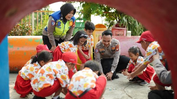 Anggota dari 14 Samsat (Sistem Administrasi Manunggal Satu Atap) Polda Metro Jaya mengunjungi TK untuk hadirkan sosok polisi ramah, humanis, dan bersahabat. (dok Istimewa)