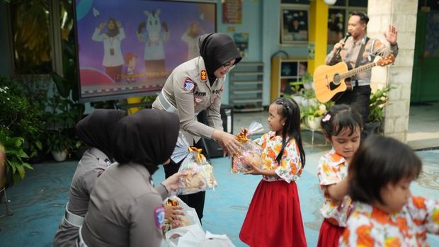 Anggota dari 14 Samsat (Sistem Administrasi Manunggal Satu Atap) Polda Metro Jaya mengunjungi TK untuk hadirkan sosok polisi ramah, humanis, dan bersahabat. (dok Istimewa)