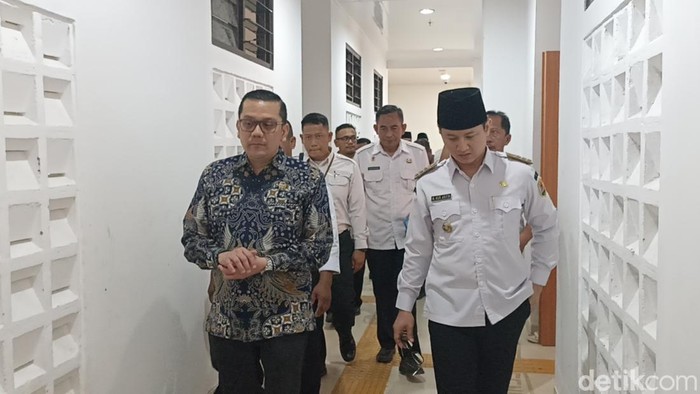 Anggota Ombudsman RI Radian Syam bersama Bupati Trenggalek Mochamad Nur Arifin saat sidak di SRT 1