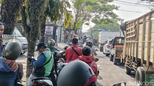 Antrean kendaraan menuju SPBU Jalan Bypass I. Soekarno, Tabanan, Bali, Selasa (14/10/2026). (Foto: Krisna Pradipta/detikBali)
