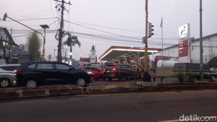 Antrean panjang kendaraan pembeli BBM subsidi di SPBU Manado akibat stok pertalite habis.