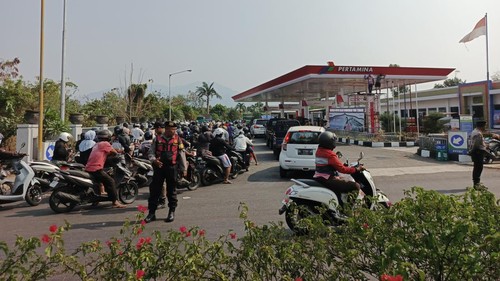 Antrean panjang pembeli BBM di SPBU Kota Negara, Jembrana, Bali, Rabu (14/10/2026). (I Putu Adi Budiastrawan/detikBali)
