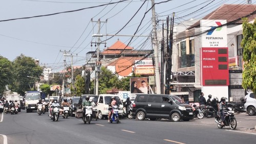 Antrean pembeli BBM mengular hingga ratusan meter di SPBU Jalan Gajah Mada Singaraja, Bali, Rabu (14/10/2026). (Made Wijaya Kusuma/detikBali)