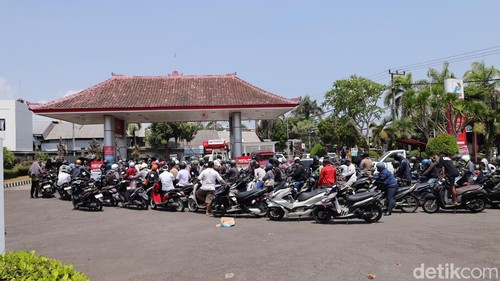 Antrean pembelian bahan bakar minyak (BBM) masih mengular di sejumlah SPBU di Gianyar, Bali, Rabu (14/10/2026). (Dok. Aryo Mahendro)