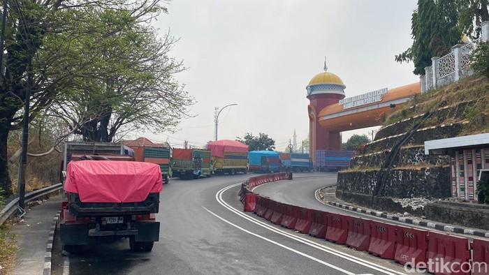 Antrean pengisian solar di SPBU dekat Rujab Wali Kota Parepare.