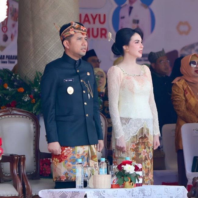 Potret Anggun Arumi Bachsin Berkebaya Krem di Upacara HUT ke-81 Jawa Timur