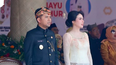 Potret Anggun Arumi Bachsin Berkebaya Krem di Upacara HUT ke-81 Jawa Timur