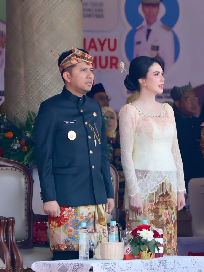 Potret Anggun Arumi Bachsin Berkebaya Krem di Upacara HUT ke-81 Jawa Timur