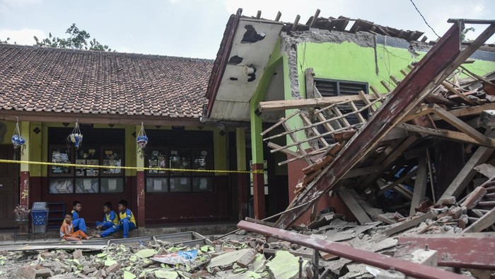 Warga melihat kondisi bangunan bekas ruang guru yang ambruk di SD Negeri 3 Batulawang, Kota Banjar, Jawa Barat, Rabu (14/10/2026). Bangunan sekolah yang sempat direnovasi tahun 2012 di atas tanah milik pemerintah desa itu ambruk akibat kontur tanah yang labil. ANTARA FOTO/Adeng Bustomi