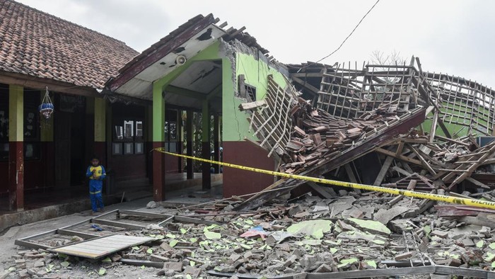 Warga melihat kondisi bangunan bekas ruang guru yang ambruk di SD Negeri 3 Batulawang, Kota Banjar, Jawa Barat, Rabu (14/10/2026). Bangunan sekolah yang sempat direnovasi tahun 2012 di atas tanah milik pemerintah desa itu ambruk akibat kontur tanah yang labil. ANTARA FOTO/Adeng Bustomi
