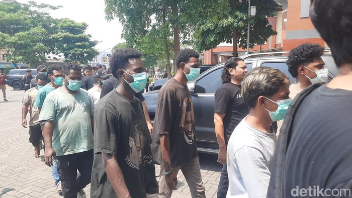 Penampakan para tersangka bentrokan debt collector vs warga di Desa Jepang, saat digelandang ke Polres Kudus, Rabu (14/10/2026).