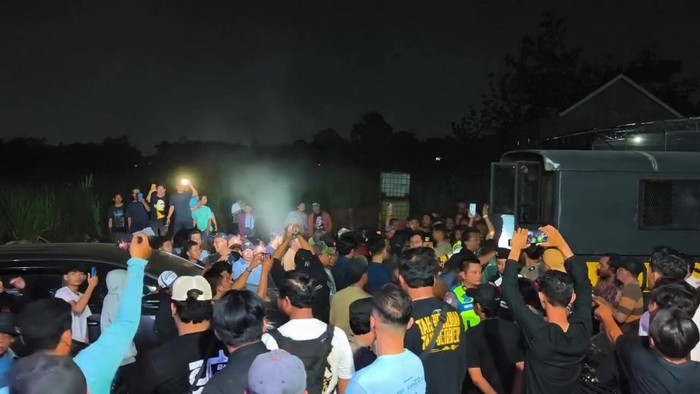 Polisi saat mengamankan puluhan orang penagih utang dan senjata tajam di Jepang Mejobo Kudus, Selasa (13/10/2026).