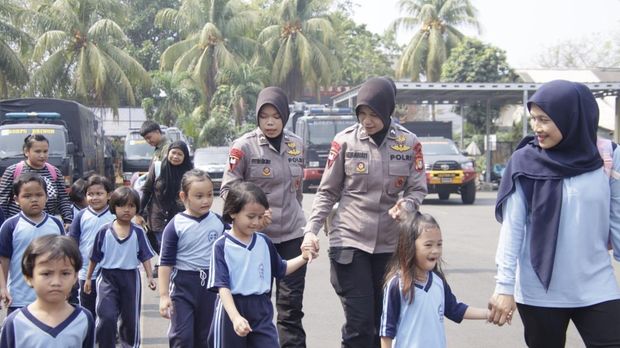 Bocah PAUD mengunjungi Satbrimob Polda Metro Jaya, Kwitang, Jakarta Pusat, Rabu (14/10/2026).