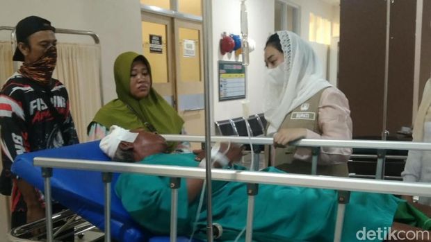 Bupati Brebes Bupati Brebes Paramitha Widya Kusuma menjenguk korban pembacokan