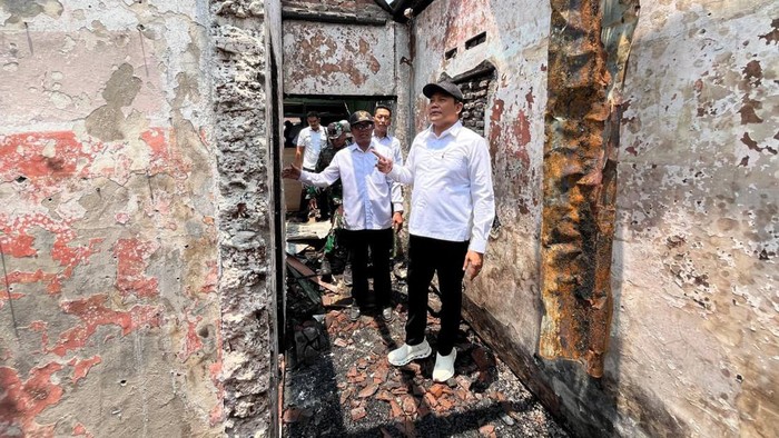 Bupati Subandi saat meninjau rumah warga yang terbakar di Sukodono