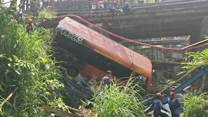 Bus Elf terjun ke sungai di Ciawi, Bogor (Dok. Istimewa)