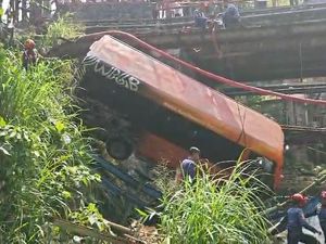 Video: Momen Bus Elf Rem Blong Terjun ke Sungai di Bogor, Sopir Tewas